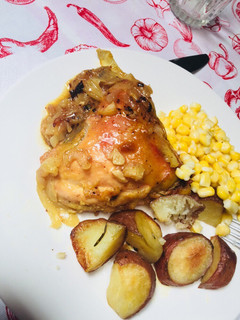 Una foto de Pollo a la mostaza con papas al romero