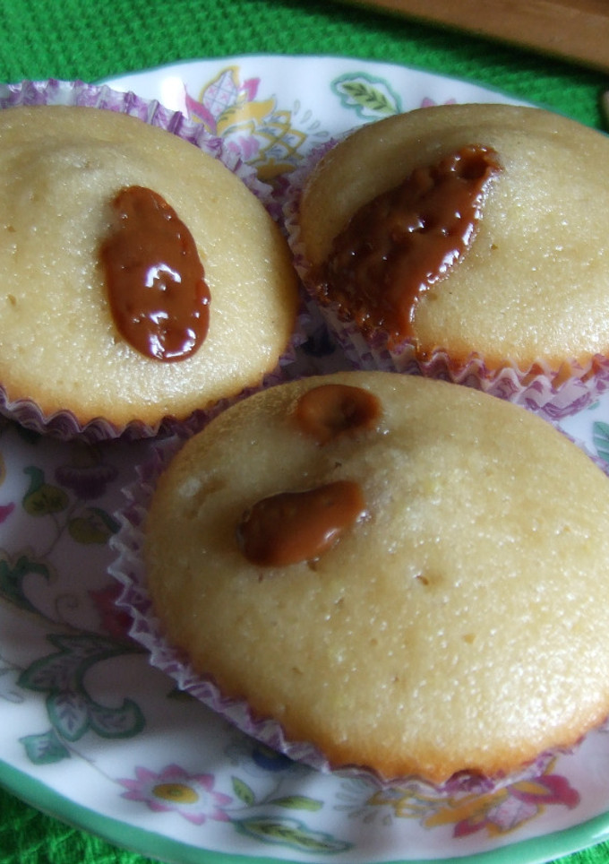 Una foto de Bollitos volcán de coco y dulce de leche