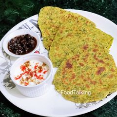 A picture of Methi Parathas.