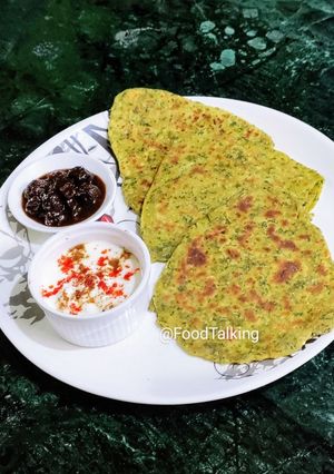 A picture of Methi Parathas.