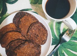 Hình của món Bánh yến mạch chuối hạt óc chó cacao.