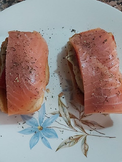 Una foto de Tostadas de hummus con salmón ahumado
