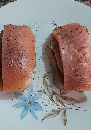 Una foto de Tostadas de hummus con salmón ahumado