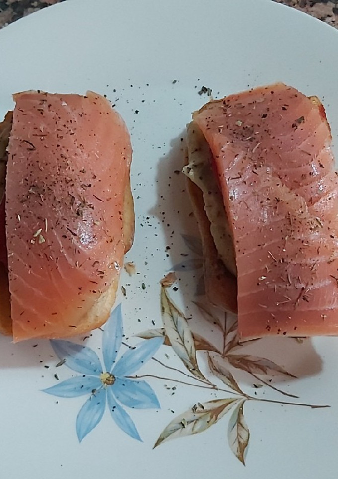 Una foto de Tostadas de hummus con salmón ahumado