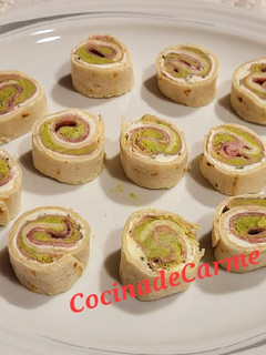 Una foto de Canapés con aguacate y lluvia de nachos