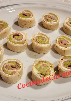 Una foto de Canapés con aguacate y lluvia de nachos