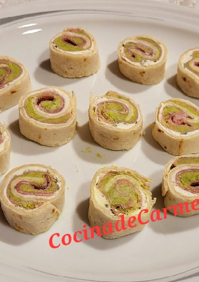 Una foto de Canapés con aguacate y lluvia de nachos