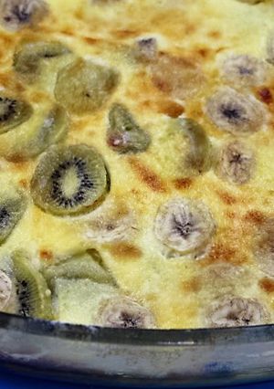 Una foto de Clafoutis de plátanos y kiwis