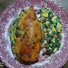 Foto principal de Suprema rellena de espinaca y queso, revuelto de verdeo