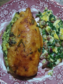 Una foto de Suprema rellena de espinaca y queso, revuelto de verdeo