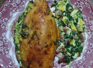 Una foto de Suprema rellena de espinaca y queso, revuelto de verdeo