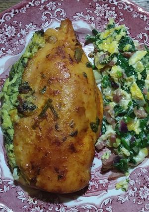 Una foto de Suprema rellena de espinaca y queso, revuelto de verdeo