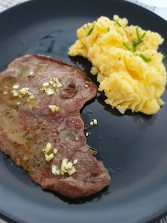 Una foto de Bistec al ajillo