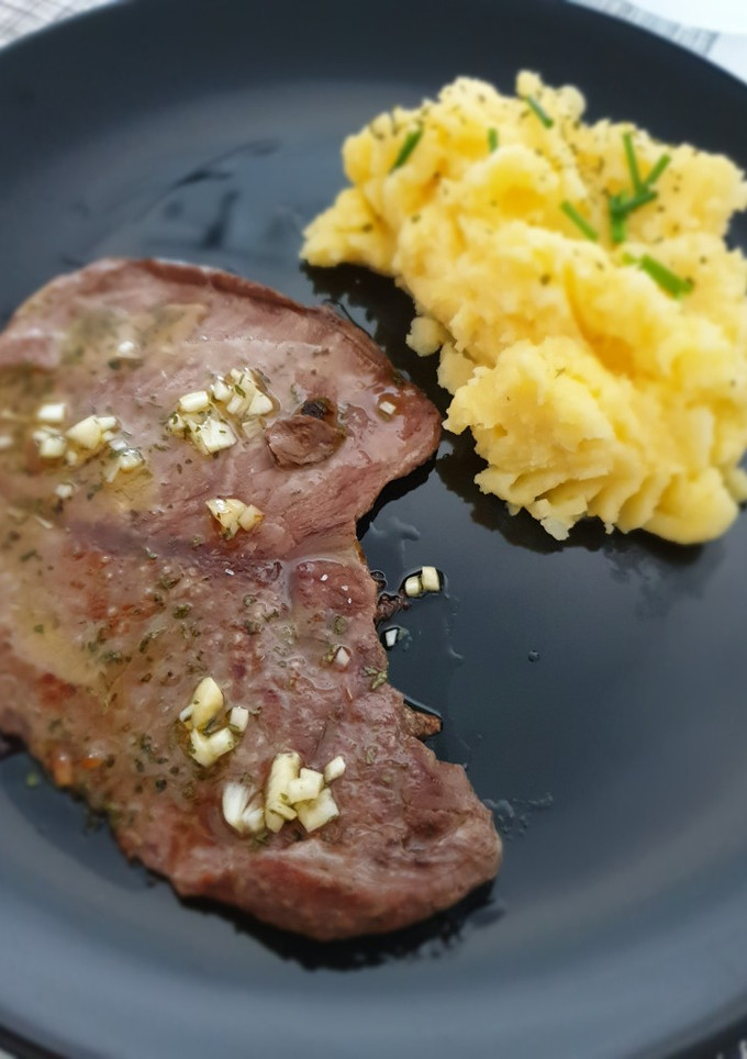 Una foto de Bistec al ajillo
