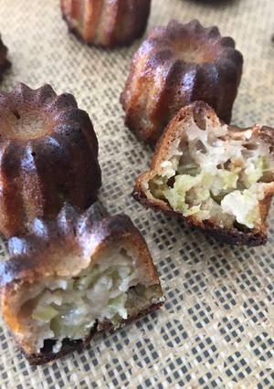 Une photo de Mini cannelés à la rhubarbe