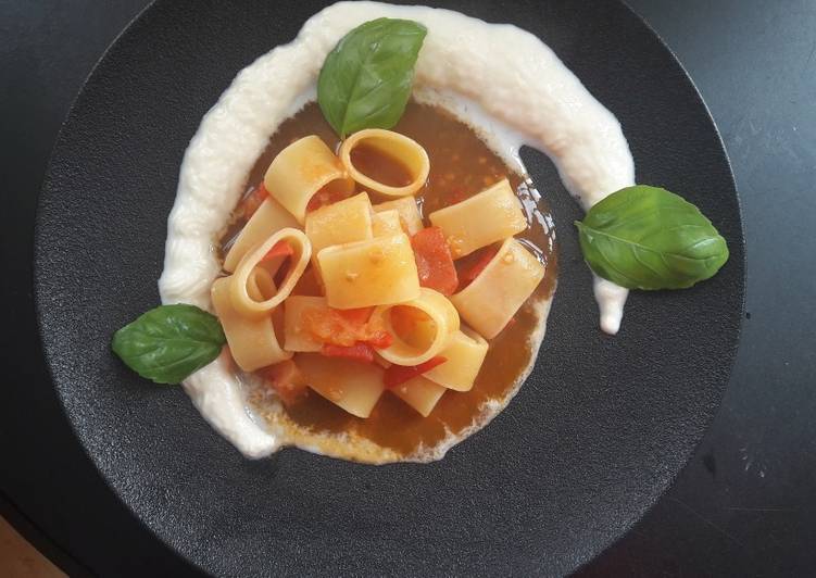 Calamarata pomodoro e spuma di mozzarella