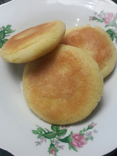 Una foto de Arepa de queso en la sartén