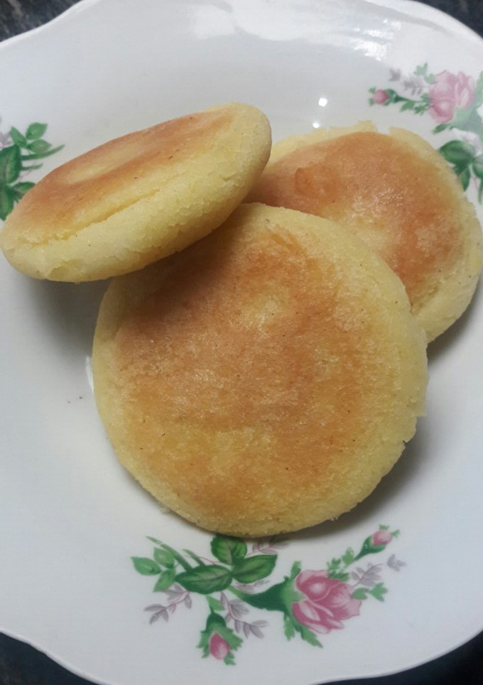 Una foto de Arepa de queso en la sartén