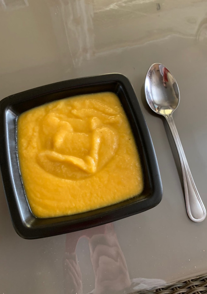 Una foto de Crema de verduras del caldo con pollo