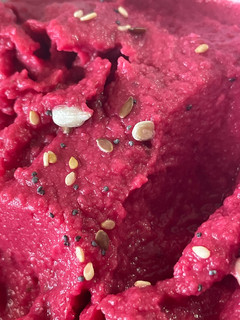 Una foto de Hummus de remolacha