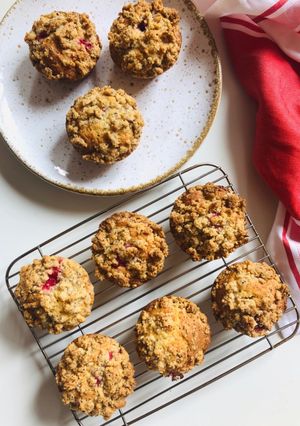 Une photo de Muffins aux groseilles et crumble de noisettes