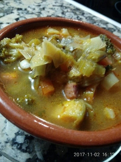 Una foto de Sopa de verduras con tacos de jamón