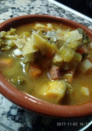 Una foto de Sopa de verduras con tacos de jamón