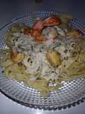 Fettuccine con cremoso de cabra con gulas y gambones