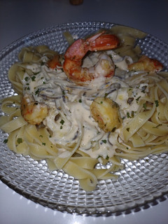 Una foto de Fettuccine con cremoso de cabra con gulas y gambones