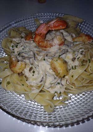 Una foto de Fettuccine con cremoso de cabra con gulas y gambones