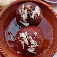 A picture of Gulab Jamun.