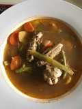 Sopa de pollo, vegetales y plátano macho