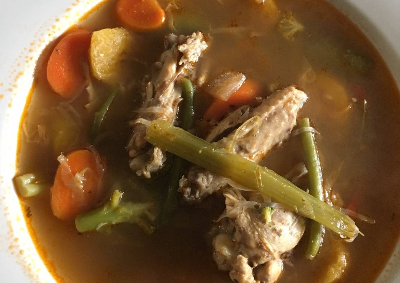 Sopa de pollo, vegetales y plátano macho