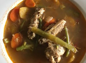 Una foto de Sopa de pollo, vegetales y plátano macho