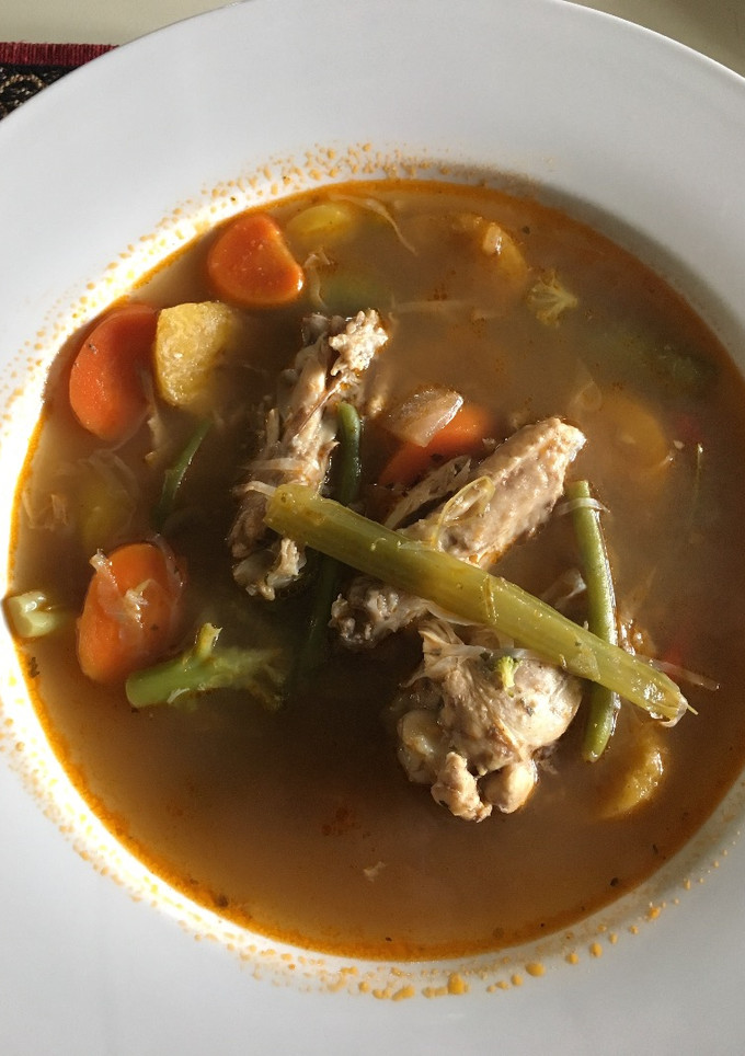 Una foto de Sopa de pollo, vegetales y plátano macho