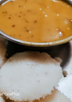 ઈડલી સાંભાર (Idli Sambhar Recipe In Gujarati) રેસીપી મુખ્ય ફોટો
