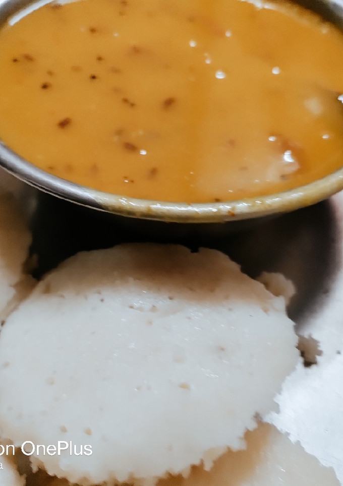 ઈડલી સાંભાર (Idli Sambhar Recipe In Gujarati) રેસીપી મુખ્ય ફોટો