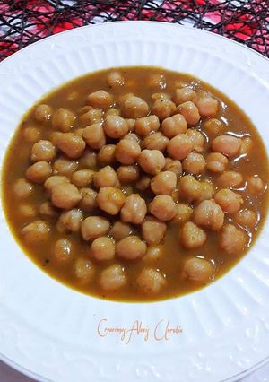 Una foto de Garbanzos lechosos al curry hingú y baharat