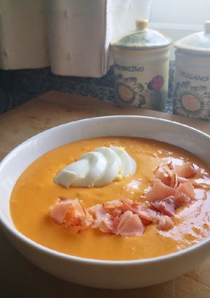 Una foto de Salmorejo cordobés a lo tradicional