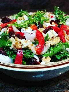 Una foto de Escarola con queso griego, cranberry y nueces