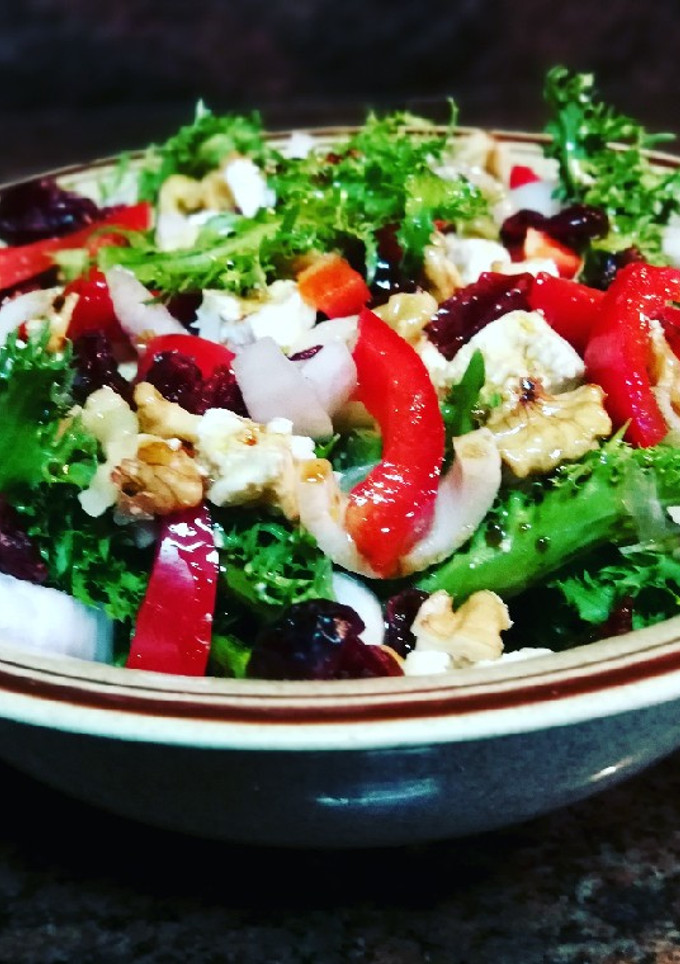 Una foto de Escarola con queso griego, cranberry y nueces