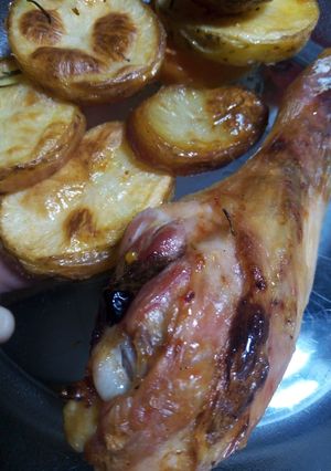 Una foto de Pollo al horno con papas, romero y limón