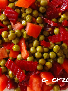 Una foto de Guisantes con remolacha y tomate