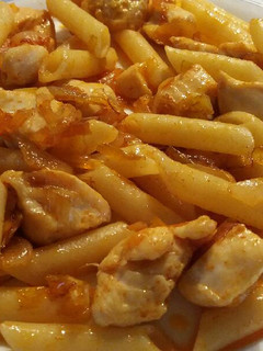 Una foto de Macarrones con pollo y pimentón