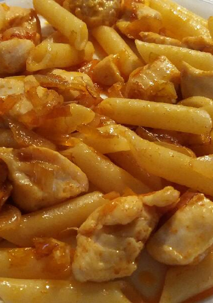 Una foto de Macarrones con pollo y pimentón