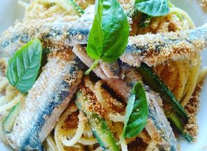 Foto di Spaghetti con alici fresche zucchine e pan grattato abbrustolito