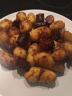 Φωτογραφία της συνταγής Λουκάνικα και baby πατάτες με μουστάρδα, μέλι και κρασί!