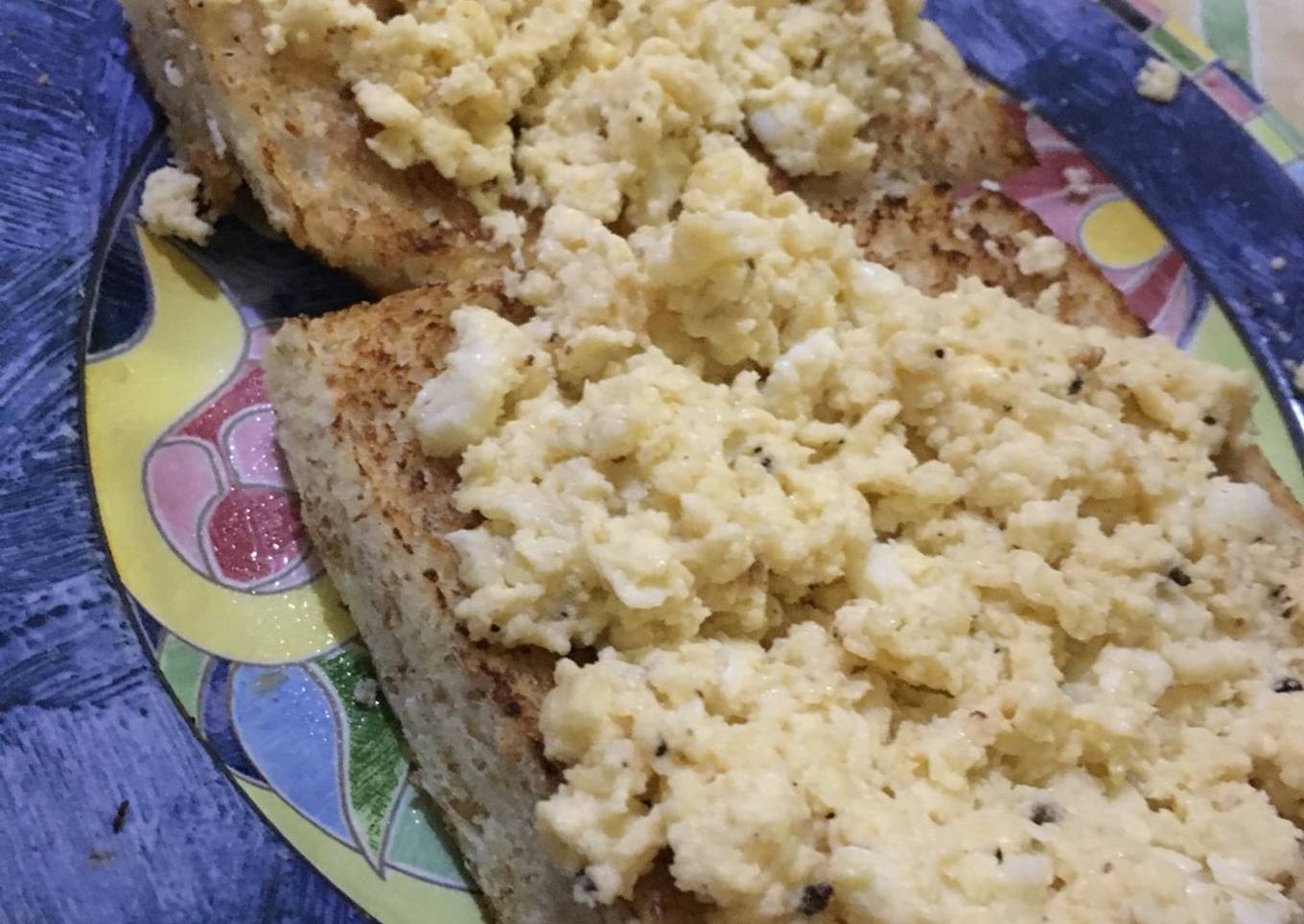 Scrambled egg toast