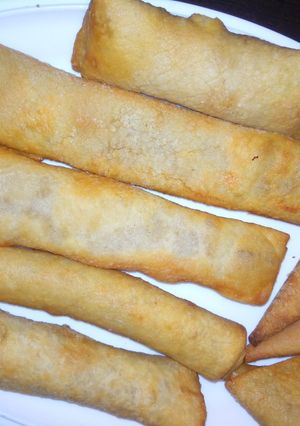 A picture of Home made spring rolls and samosa.