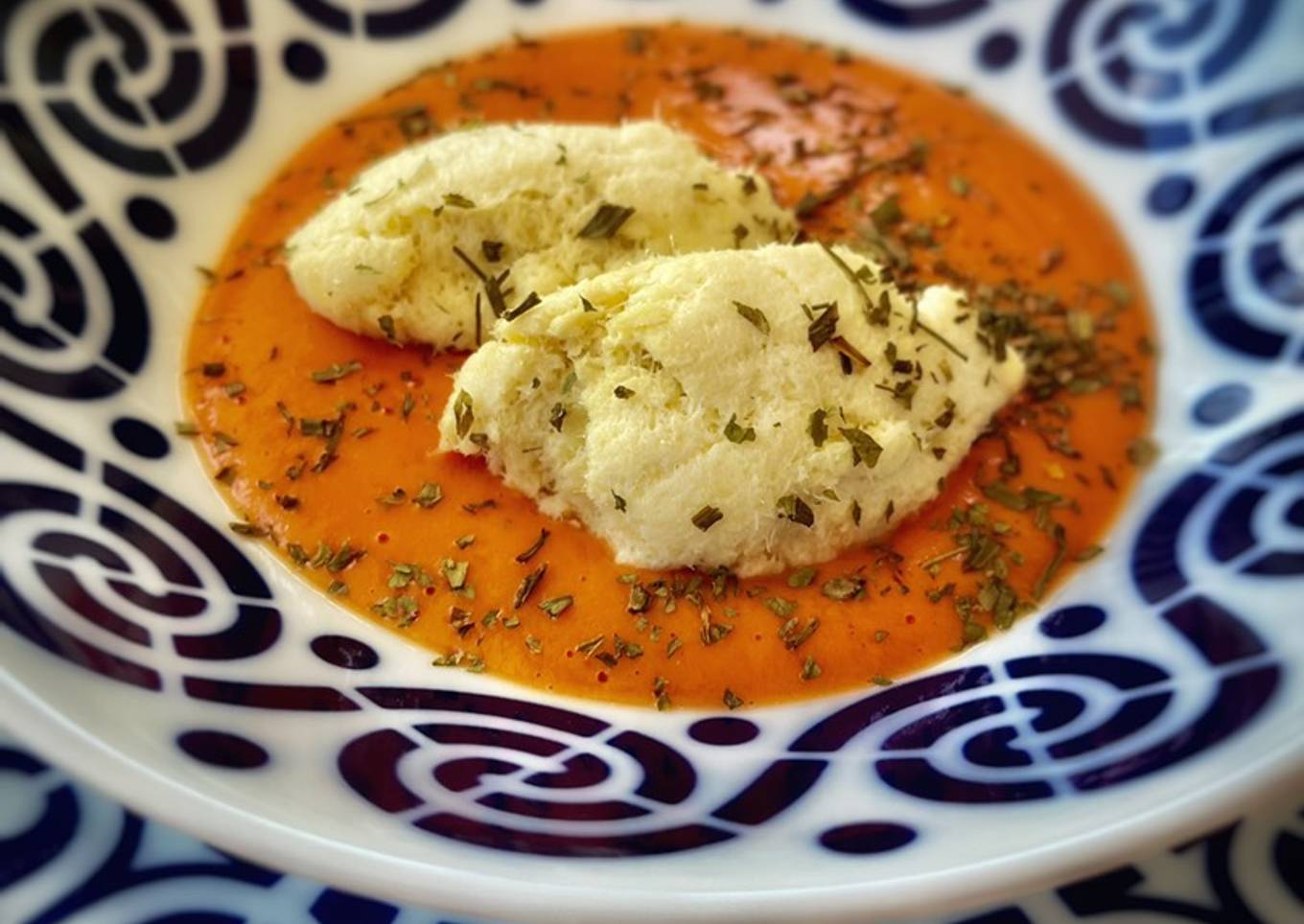 Quenelles de brandada sobre crema de salmorejo (en Thermomix)